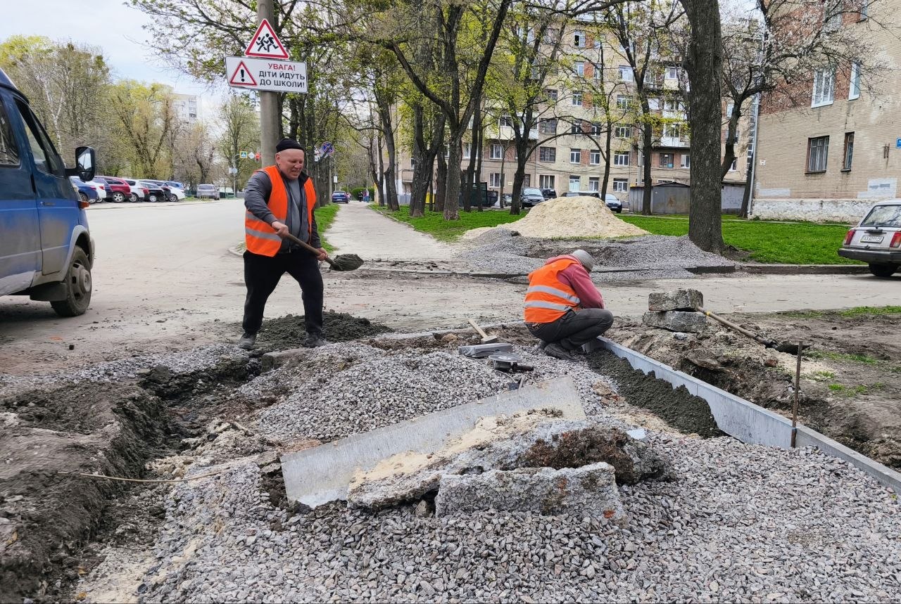 Комунальники продовжують відновлювати тротуар вздовж вулиці Біблика